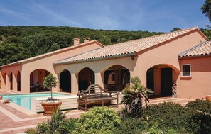 A heated pool - Beautiful home in Pierrerue (Pierrerue)