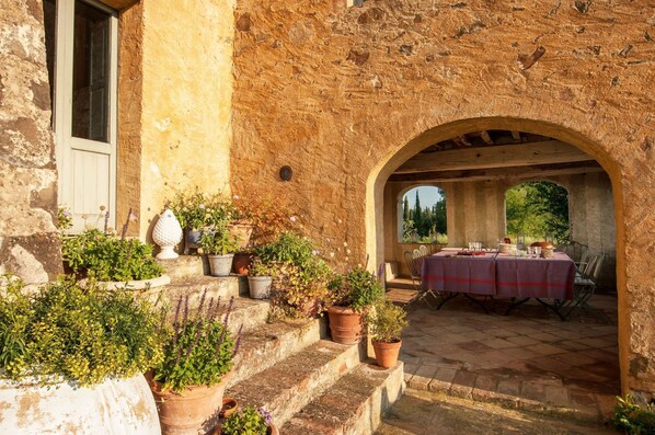 Outdoor dining - Stunning private villa for 16 people with WIFI, A/C, private pool, TV, patio and panoramic view (Montalcino)