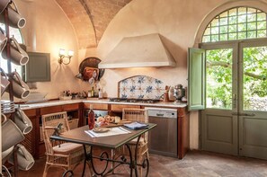 Fridge, microwave, oven, stovetop - Stunning private villa for 16 people with WIFI, A/C, private pool, TV, patio and panoramic view (Montalcino)