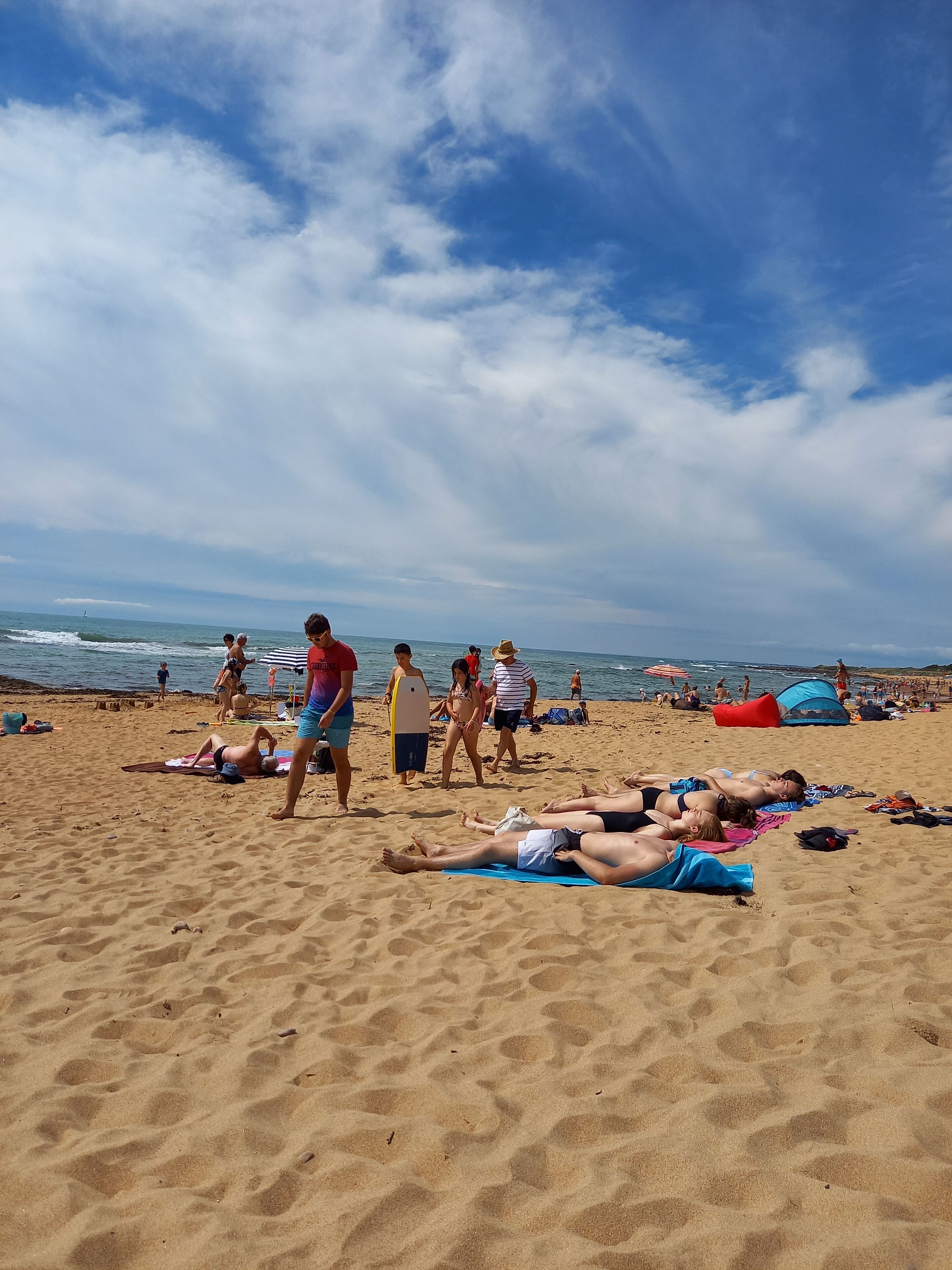 Nær stranden og solsenger