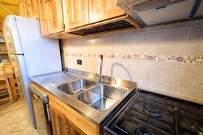 Réfrigérateur, four, plaque de cuisson, lave-vaisselle