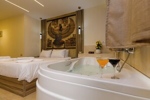 Suite de lujo, bañera de hidromasaje, vistas a la montaña | Sábanas de algodón egipcio, ropa de cama de alta calidad, minibar