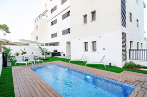 Alberca al aire libre y alberca climatizada