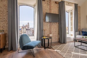 48-inch Smart TV with digital channels - Homeart Apartments Malaga (Málaga)