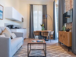 48-inch Smart TV with digital channels - Homeart Apartments Malaga (Málaga)