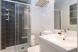 Standard Apartment | Bilik Mandi | Pancuran mandi, hulu semburan hidrourut, pengering rambut 