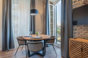 Standard-Apartment, Stadtblick | Wohnbereich | 48-Zoll-Smart-TV mit Digitalempfang