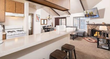 Steps to Lake. Close to Village and Spa. Pool/Spa