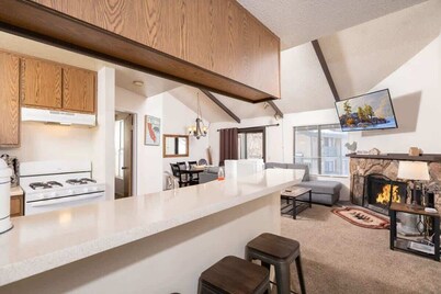 Steps to Lake. Close to Village and Spa. Pool/Spa