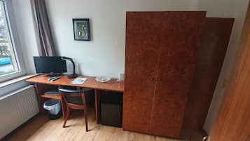 Einzelzimmer, Nichtraucher | Wohnbereich | Flachbildfernseher