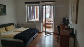 Dubbelrum - icke-rökare | Minibar, unika möbler, skrivbord och arbetsyta för laptop