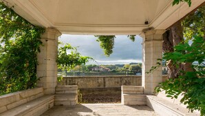 Une terrasse extérieure avec des marches en pierre et une vue sur un paysage lointain.