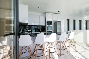 Fridge, microwave, oven, stovetop - Blue Ocean Villa. Magnificent Ocean view. Private Heated Pool. Quiet. AC. Garden (Faja da Ovelha, Calheta, Madeira)