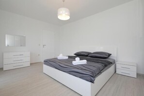 5 chambres, fer et planche à repasser, Wi-Fi, draps fournis