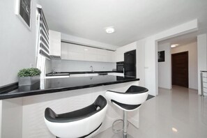 Fridge, microwave, oven, stovetop - Stylish and Modern Villa with Pool, step from the beach (Dobropoljana)
