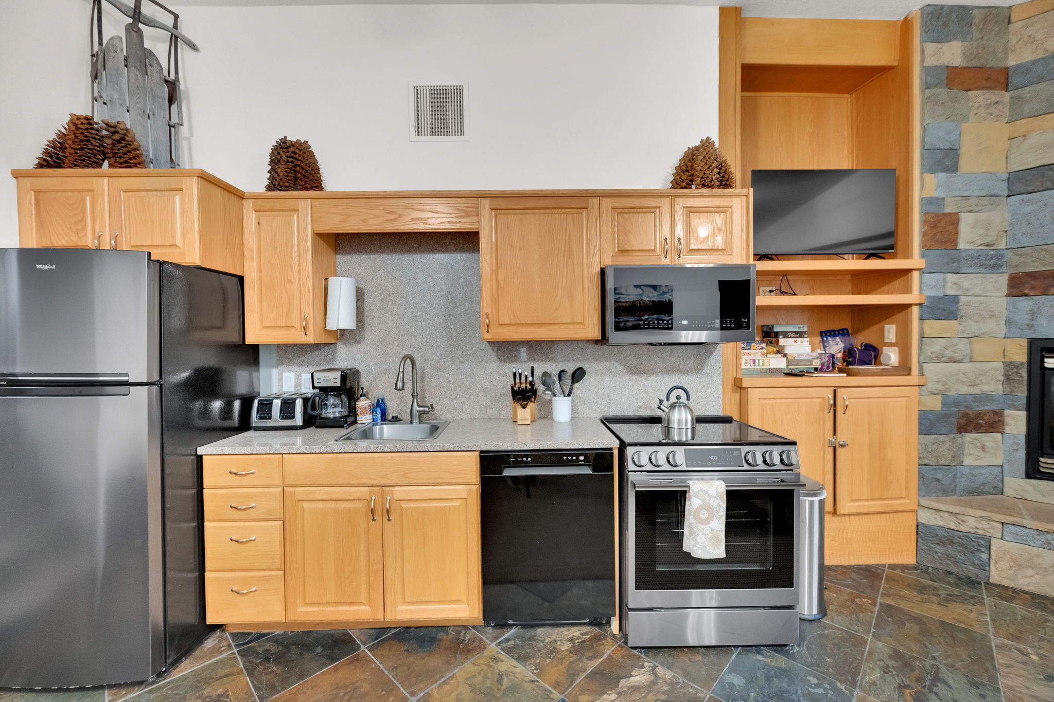 Réfrigérateur, micro-ondes, four, plaque de cuisson