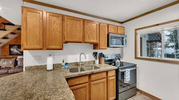 KĂŒhlschrank, Mikrowelle, Ofen, Herdplatte