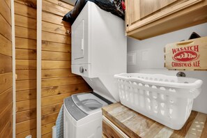 Ducha, secador de pelo, toallas, jabón