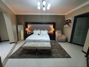 6 bedrooms, desk, iron/ironing board, free WiFi