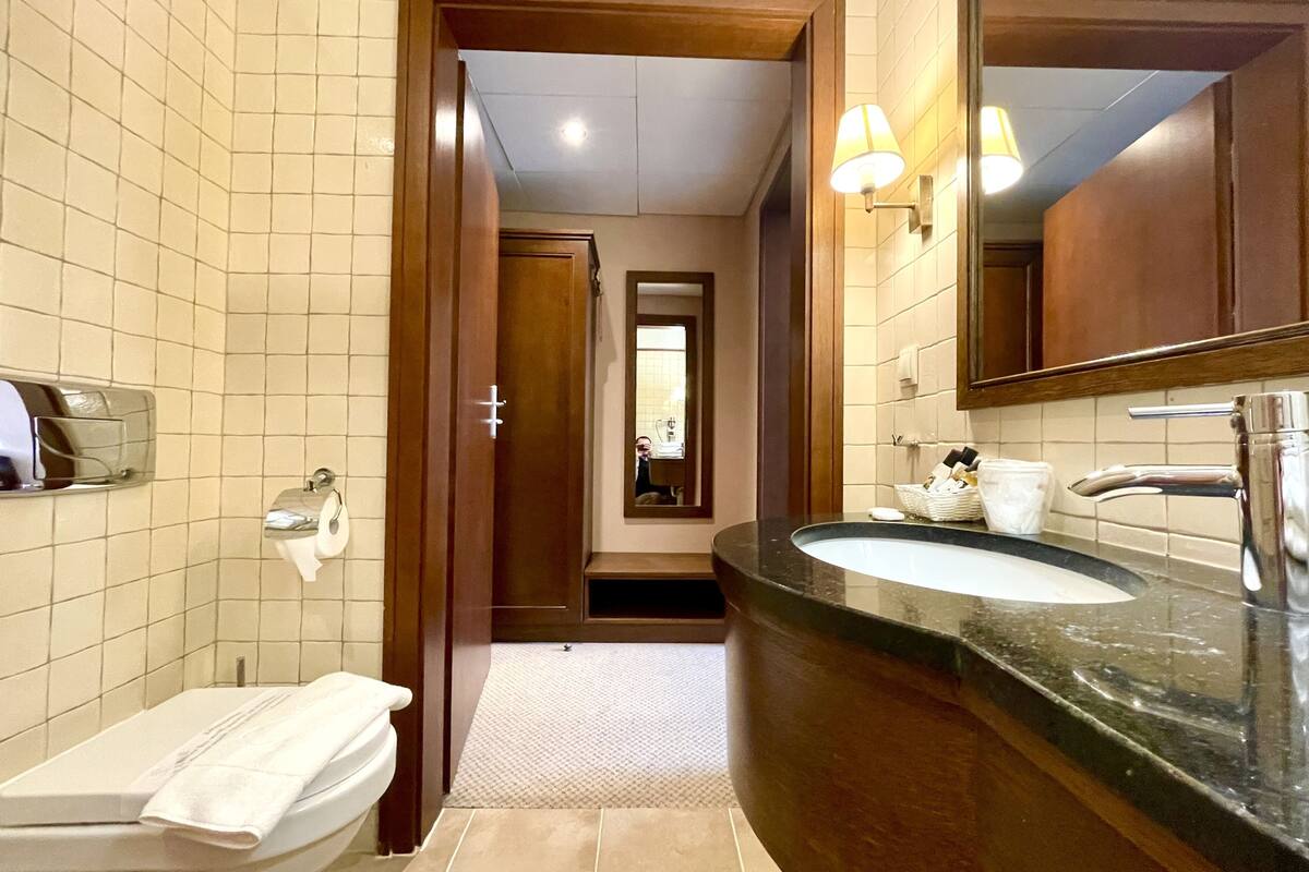 deluxe twin room | bathroom | shower, free toiletries, hair dryer, towels