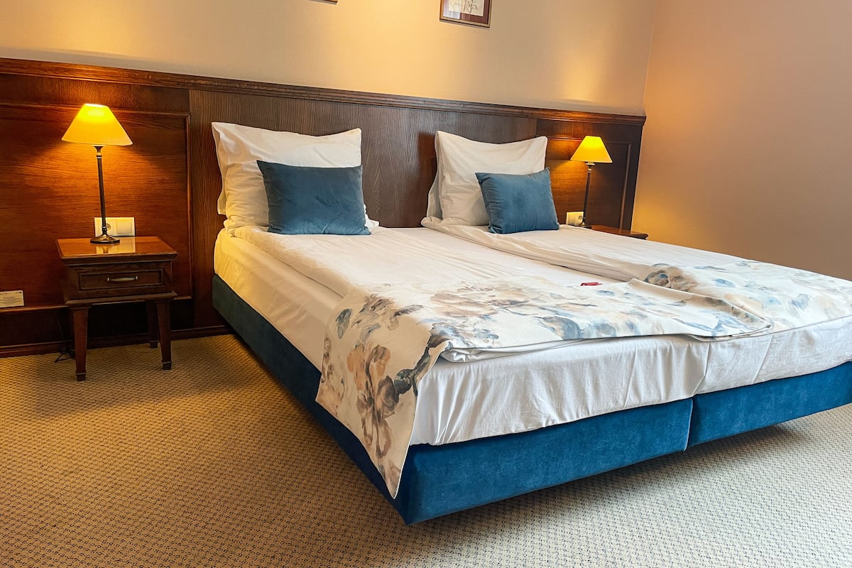 deluxe room (king-bed) | in-room safe, desk, laptop workspace, soundproofing