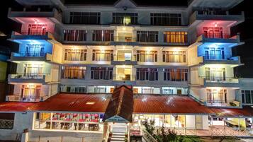 Club Room | Living room | 32-inch LED TV with satellite channels, TV, fireplace