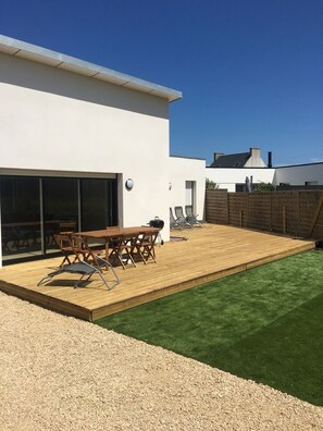 Outdoor dining - Contemporary house 300 m from the sea (Santec)