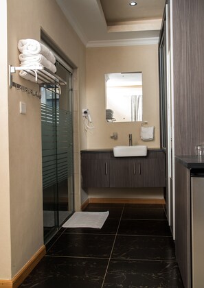 Deluxe Suite | Bathroom sink - Wells Villa (Mombasa)