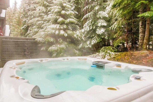 Ein Whirlpool, umgeben von Bäumen.