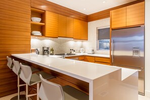 冷蔵庫、電子レンジ、オーブン、コンロ