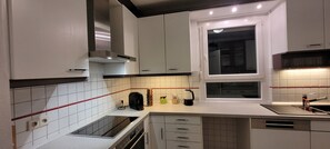 Fridge, microwave, oven, stovetop - Ermis Apartments Metzingen (Metzingen)