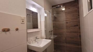 Badewanne, Haartrockner, Handtücher, Seife