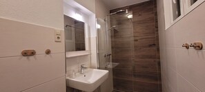 Bathtub, hair dryer, towels, soap - Ermis Apartments Metzingen (Metzingen)