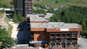 A modern building with a flat roof and multiple windows. - Studio at the foot of the slopes, for 2 people. (Villarembert)