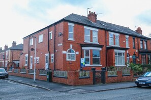 Exterior - Amazing 4 bedroom house Sleep 7 Manchester (Stockport)