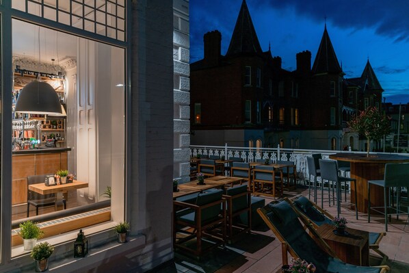 Outdoor dining - The Strand Hotel, the former residence of Oscar Wilde (Bray)