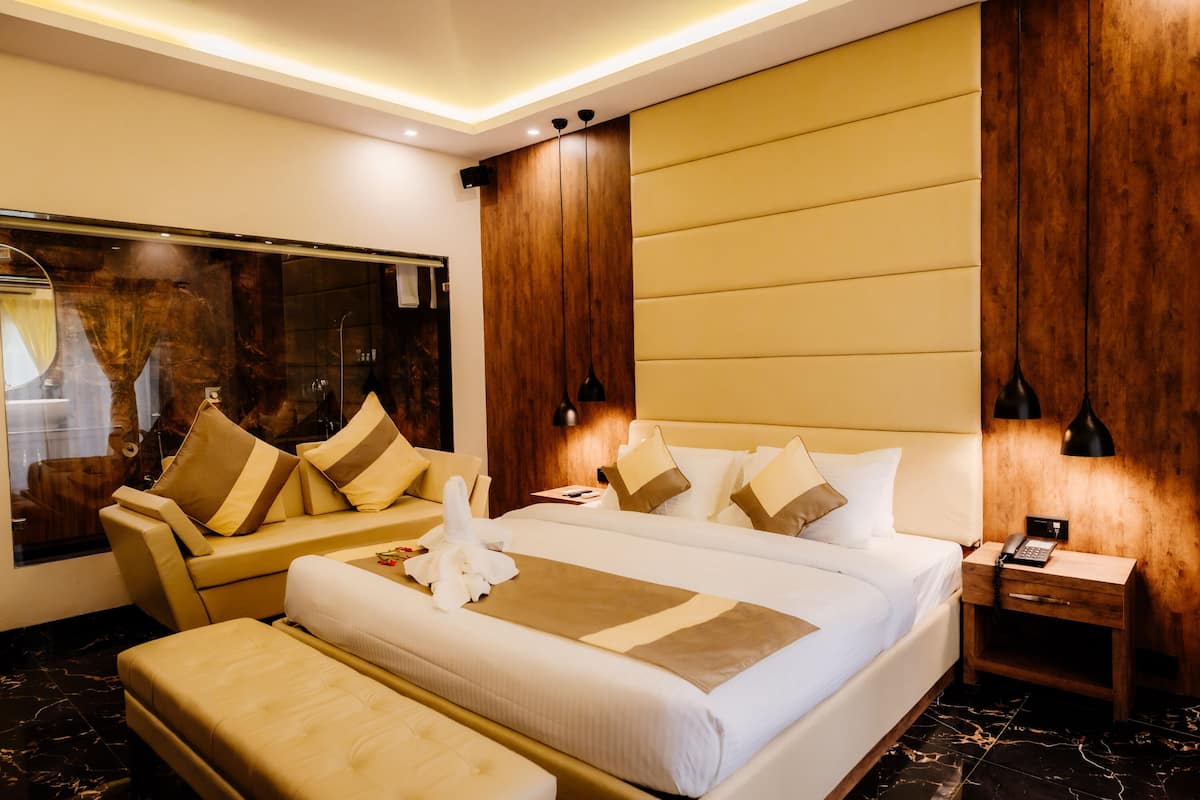 Luxury Studio Suite | Minibar, in-room safe, individually decorated, individually furnished