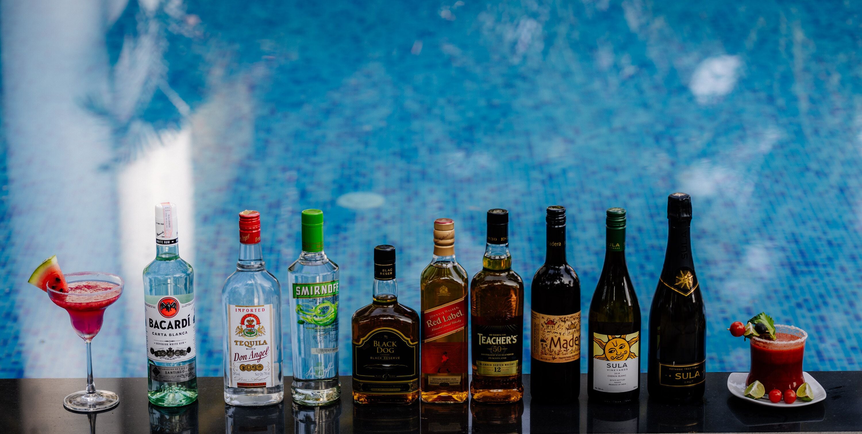 Bar junto a la piscina