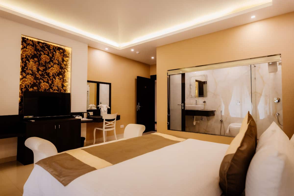 Minibar, in-room safe, individually decorated, individually furnished