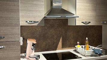 Geladeira, micro-ondas, cooktop, cafeteira/chaleira