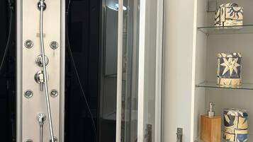 Regadera, toallas, jabón, papel de baño