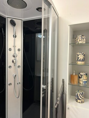 Doccia, asciugamani, sapone, carta igienica