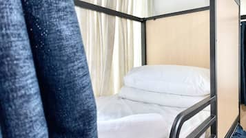 Shared Dormitory, 1 Katil Bujang (Single) (10-Bed Room) | Dihias secara berasingan, ruang kerja komputer riba