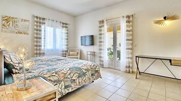 3 habitaciones, tabla de planchar con plancha y cuna de viaje