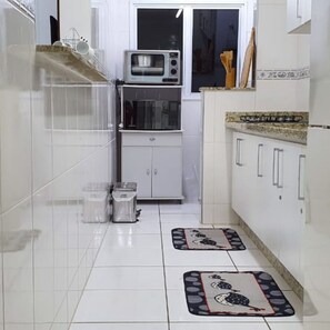 Geladeira, micro-ondas, fogão, cooktop