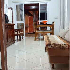 Smart TV, DVD player, stereo
