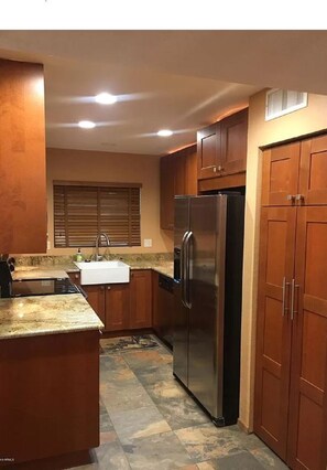 Private kitchen - Beautiful Townhome on the water (Mesa)