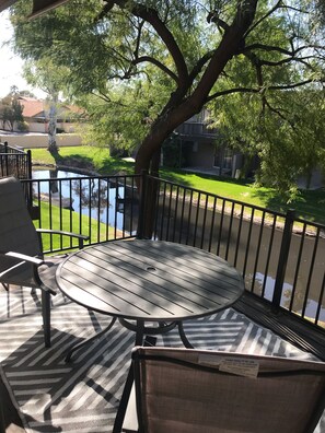Outdoor dining - Beautiful Townhome on the water (Mesa)