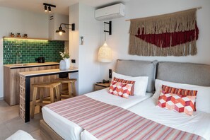 Studio, 2 Twin Beds, Balcony | Premium bedding, in-room safe, desk, laptop workspace