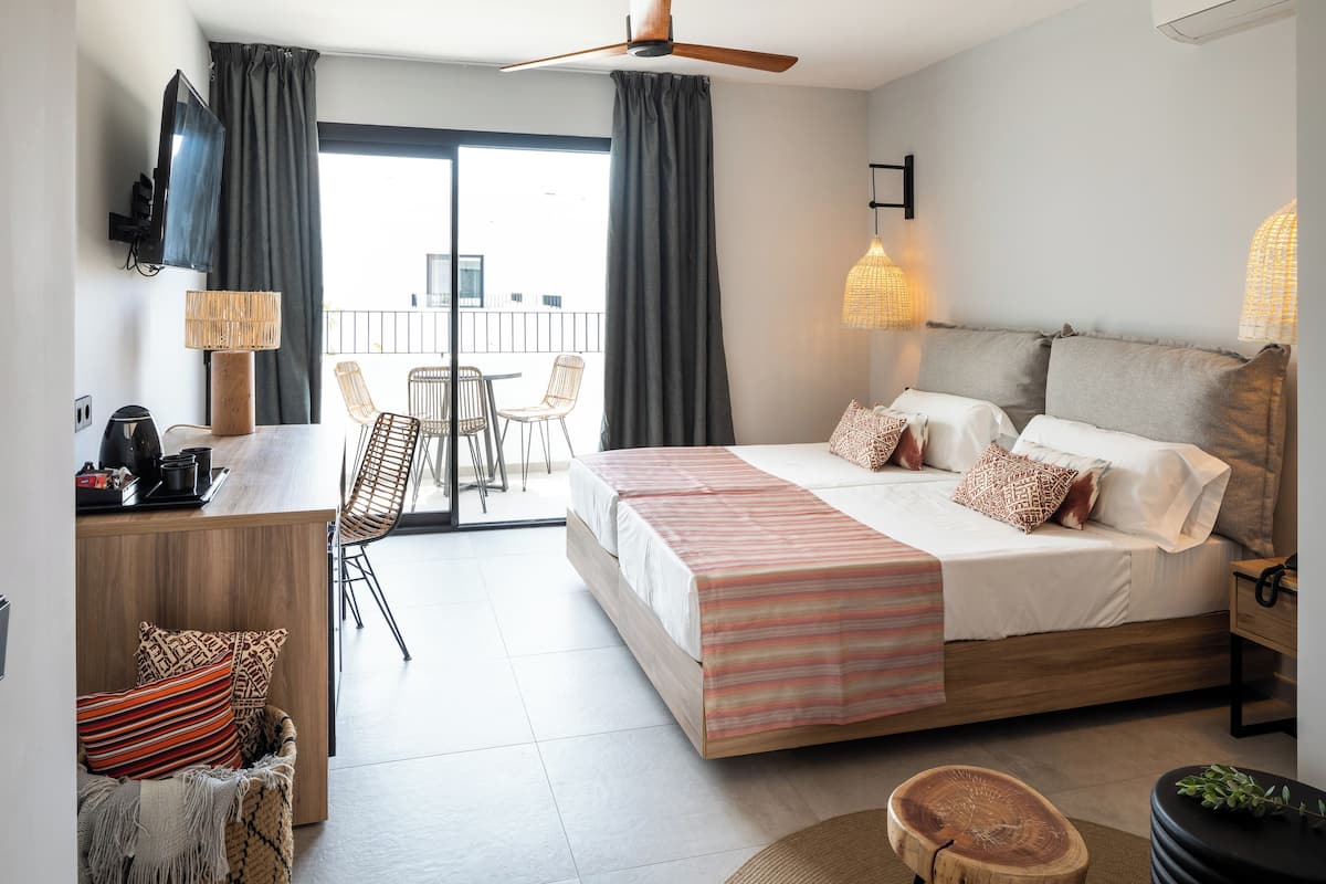 Premium kamer, balkon | 1 slaapkamer, luxe beddengoed, een kluis op de kamer, een bureau
